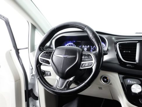 Used 2020 Chrysler Pacifica Touring-L FWD image 20