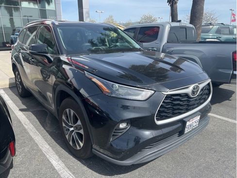 Used 2022 Toyota Highlander XLE image 3