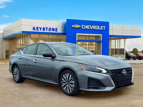 Used 2025 Nissan Altima 2.5 SV FWD image 1