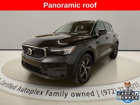 Used 2025 Volvo XC40 B5 Core image 1