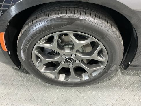 Used 2015 Chrysler 300 S image 29