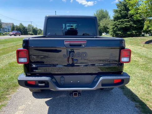 Used 2023 Jeep Gladiator Sport AWD/4WD image 4