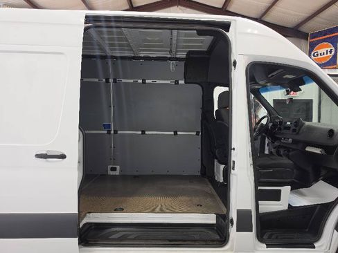 Used 2020 Freightliner Sprinter 2500 RWD image 13