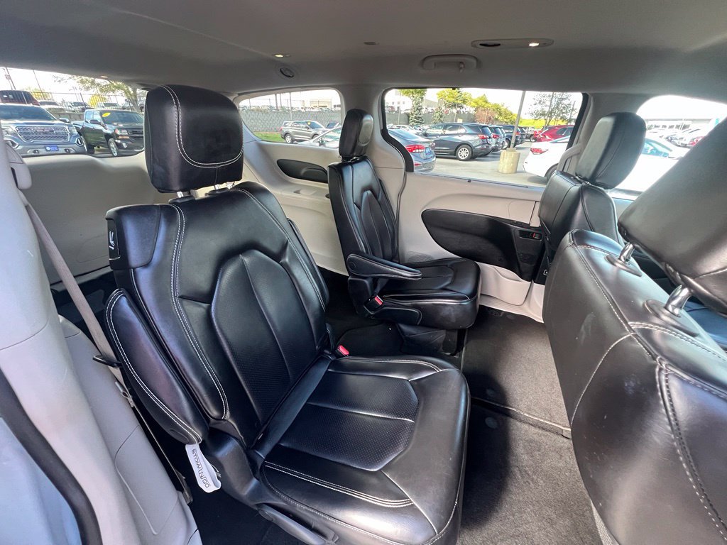 Used 2023 Chrysler Pacifica Touring-L FWD image 23
