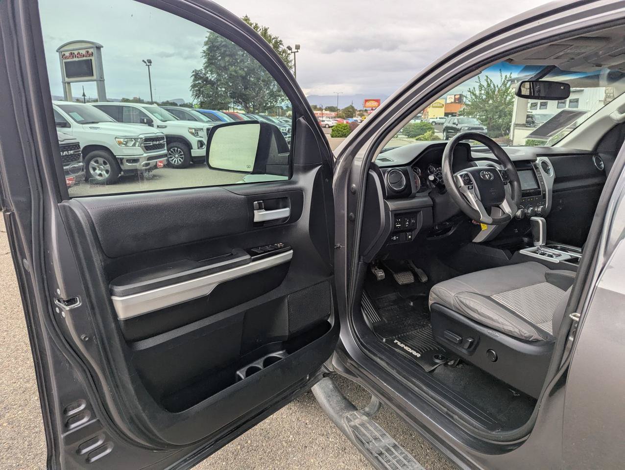 Used 2017 Toyota Tundra SR5 w/ SR5 Upgrade Package AWD/4WD image 8