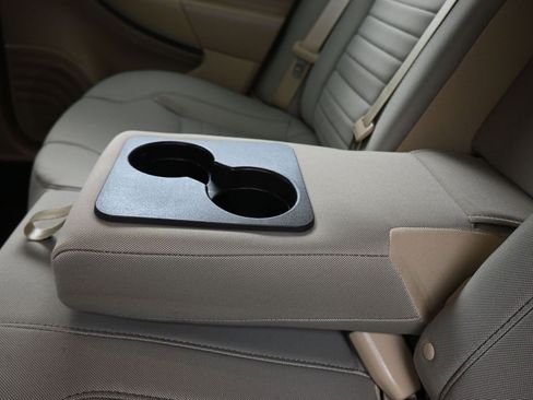 Used 2018 Ford Taurus SE image 29