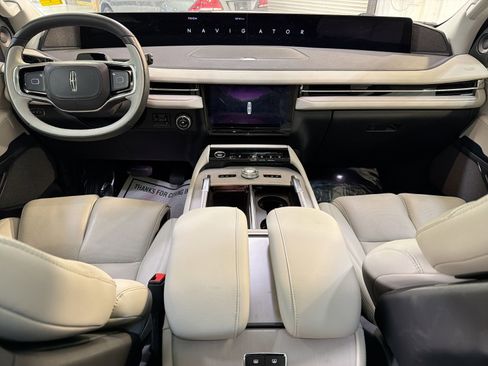 Used 2025 Lincoln Navigator L Reserve image 23