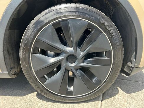 Used 2024 Tesla Model Y Long Range AWD/4WD image 29