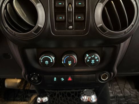 Used 2018 Jeep Wrangler Unlimited Sport S AWD/4WD image 34