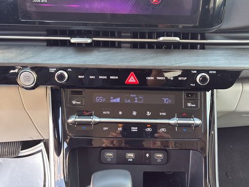 Used 2024 Kia Carnival EX FWD image 22