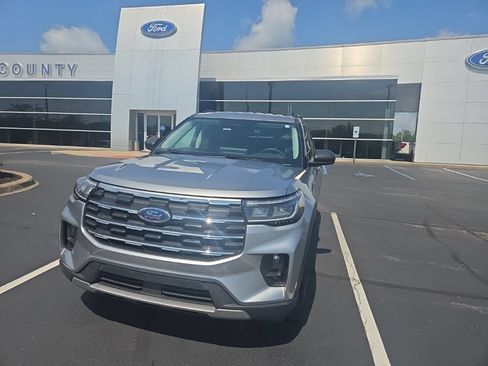 Used 2025 Ford Explorer Active w/ Active Comfort Package AWD/4WD image 2