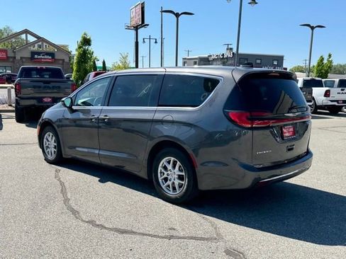 Used 2023 Chrysler Pacifica Touring-L FWD image 3