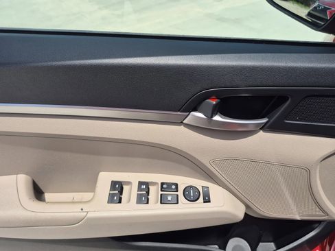 Used 2019 Hyundai Elantra SE w/ Cargo Package FWD image 11