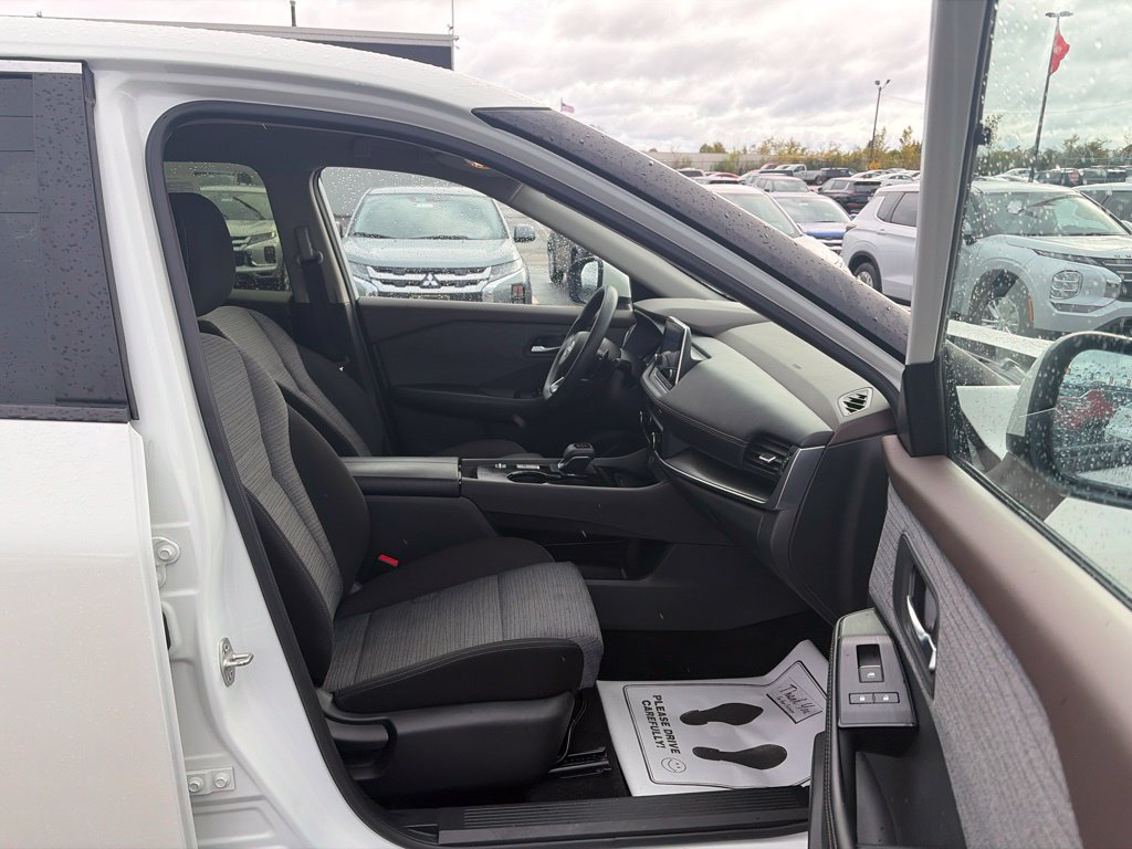 Used 2023 Nissan Rogue SV FWD image 10