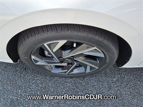 Used 2025 Hyundai Elantra Sport image 15