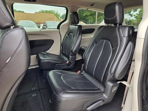 Used 2023 Chrysler Pacifica Touring-L FWD image 25