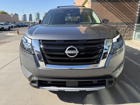Used 2025 Nissan Pathfinder SL w/ SL Premium Package FWD image 10
