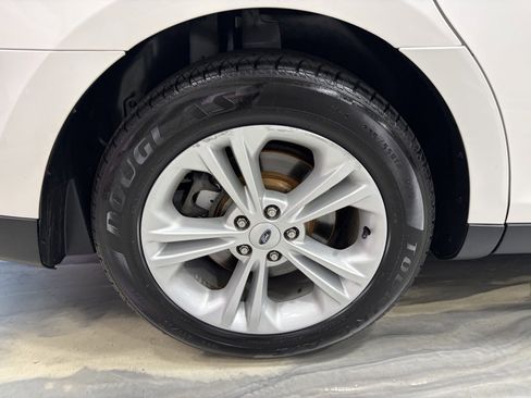 Used 2018 Ford Taurus SEL image 20