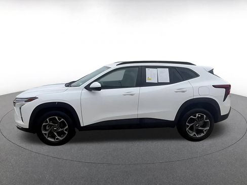 Used 2025 Chevrolet Trax LT FWD image 9