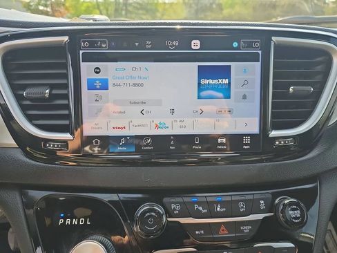 Used 2024 Chrysler Pacifica Limited w/ Uconnect Theater Family Group FWD image 17