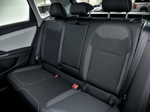 Used 2025 Volkswagen Taos SE w/ Panoramic Sunroof Package image 9