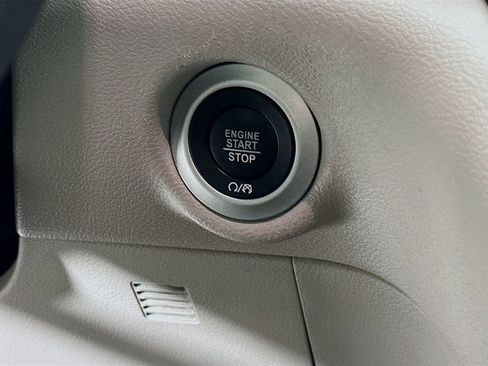 Certified 2024 Chrysler Pacifica Touring-L image 22