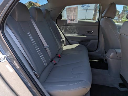 Used 2023 Hyundai Elantra SEL FWD image 8