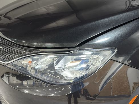 Used 2017 Chrysler Pacifica Touring FWD image 7
