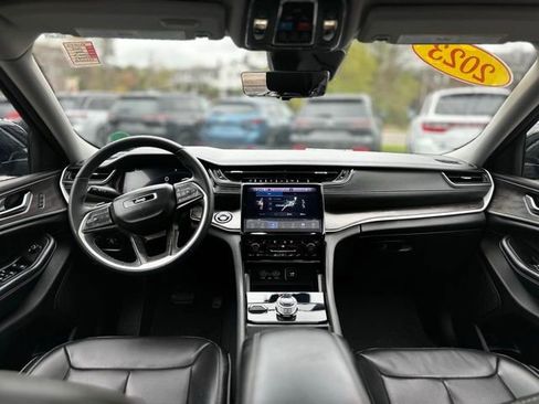 Used 2023 Jeep Grand Cherokee L Limited w/ Luxury Tech Group II AWD/4WD image 17