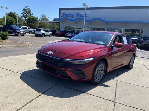 Used 2024 Hyundai Elantra SEL FWD image 6
