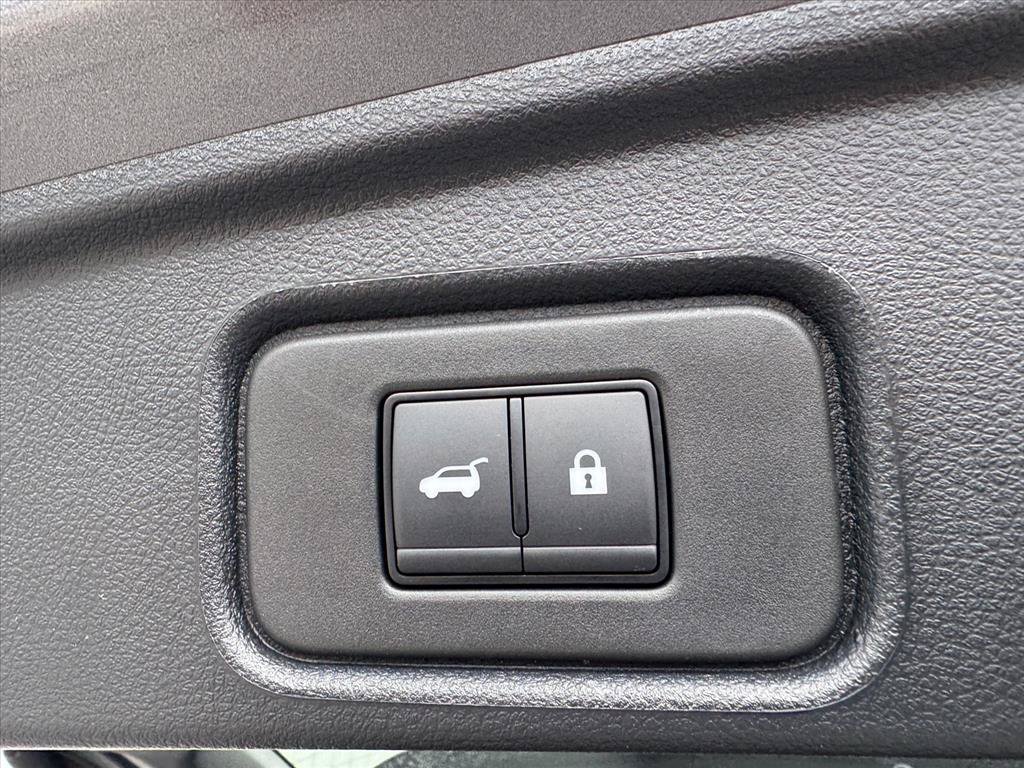 Used 2026 Nissan Pathfinder Platinum w/ Lighting Package FWD image 11