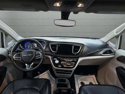 Used 2018 Chrysler Pacifica Touring-L image 19