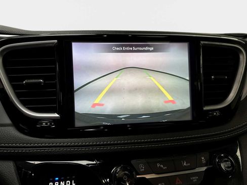 Used 2025 Chrysler Pacifica Limited FWD image 23