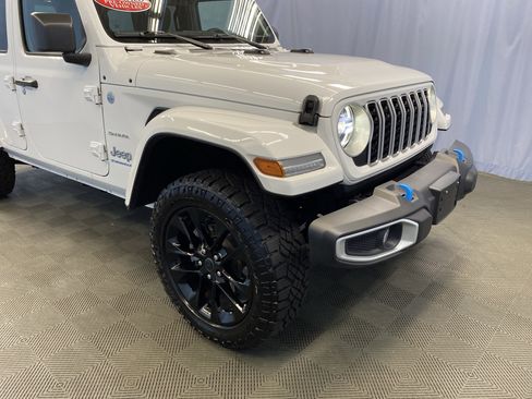Used 2024 Jeep Wrangler Sahara image 39