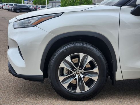 Used 2020 Toyota Highlander XLE AWD/4WD image 7