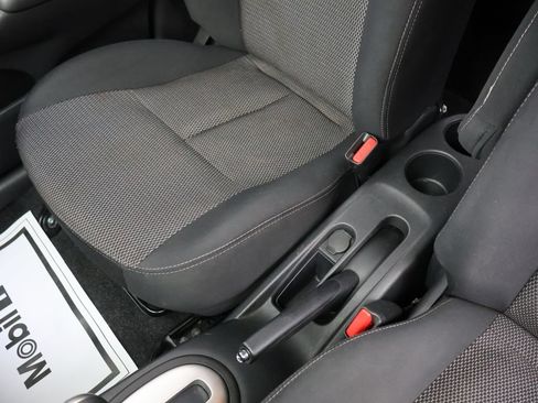 Used 2014 Nissan Versa SV w/ Convenience Package FWD image 16