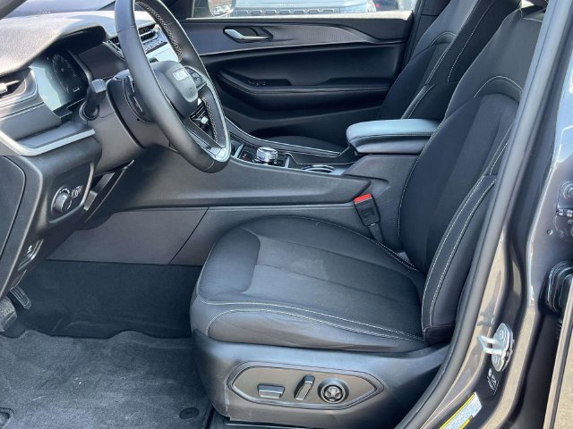 Used 2024 Jeep Grand Cherokee Laredo w/ Luxury Tech Group I AWD/4WD image 13
