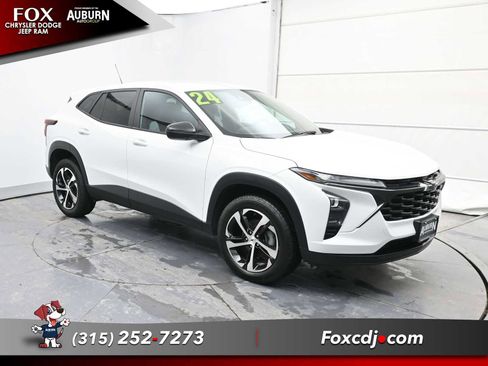 Used 2024 Chevrolet Trax RS image 2