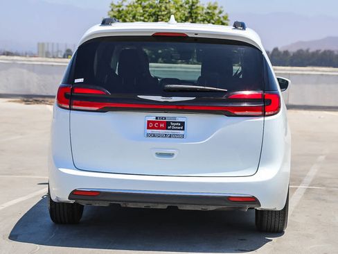 Used 2022 Chrysler Pacifica Touring-L FWD image 6