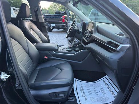 Used 2023 Toyota Highlander XLE AWD/4WD image 16