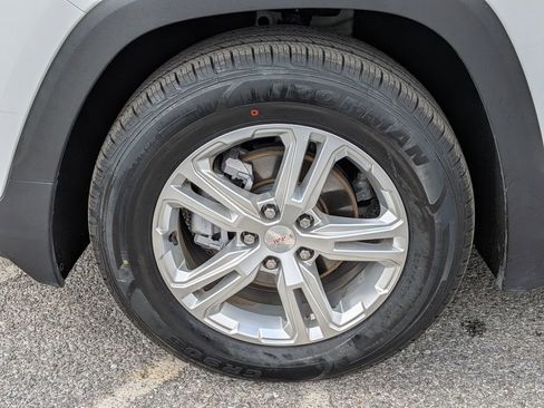 Used 2024 GMC Terrain SLE image 31