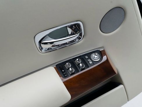 Used 2010 Rolls-Royce Phantom Drophead Coupe RWD image 17