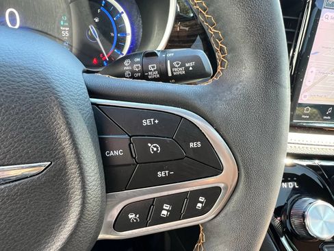Used 2023 Chrysler Pacifica Pinnacle FWD image 39