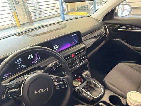 Used 2025 Kia Seltos S AWD/4WD image 5