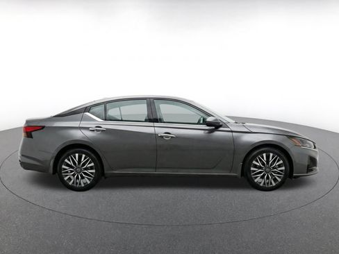 Used 2025 Nissan Altima 2.5 SV FWD image 10