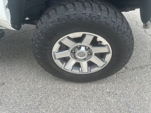 Used 2019 Toyota Tacoma SR5 RWD image 9