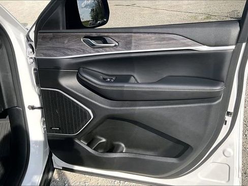 Used 2023 Jeep Grand Cherokee Limited w/ Black Appearance Package image 24