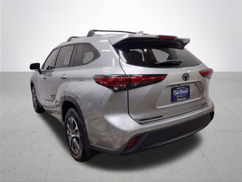 Used 2022 Toyota Highlander XLE image 11