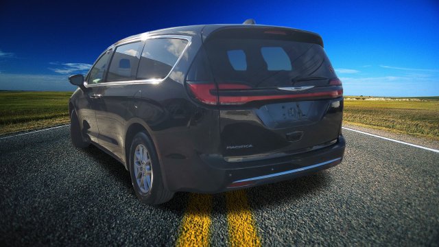 Used 2024 Chrysler Pacifica Touring-L FWD image 2
