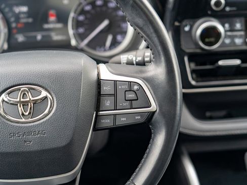 Used 2022 Toyota Highlander XLE AWD/4WD image 18